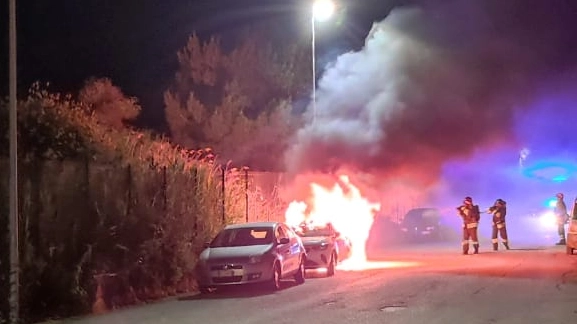 L’auto a fuoco a Barcaglione, fuori dal carcere