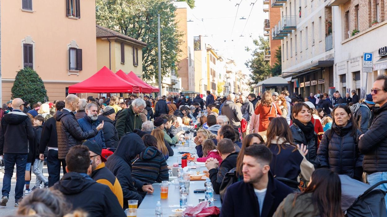 Pranzo e incontri pubblici nella strada devastata dalla furia del Ravone. Migliaia di persone hanno partecipato alle iniziative di solidarietà. .