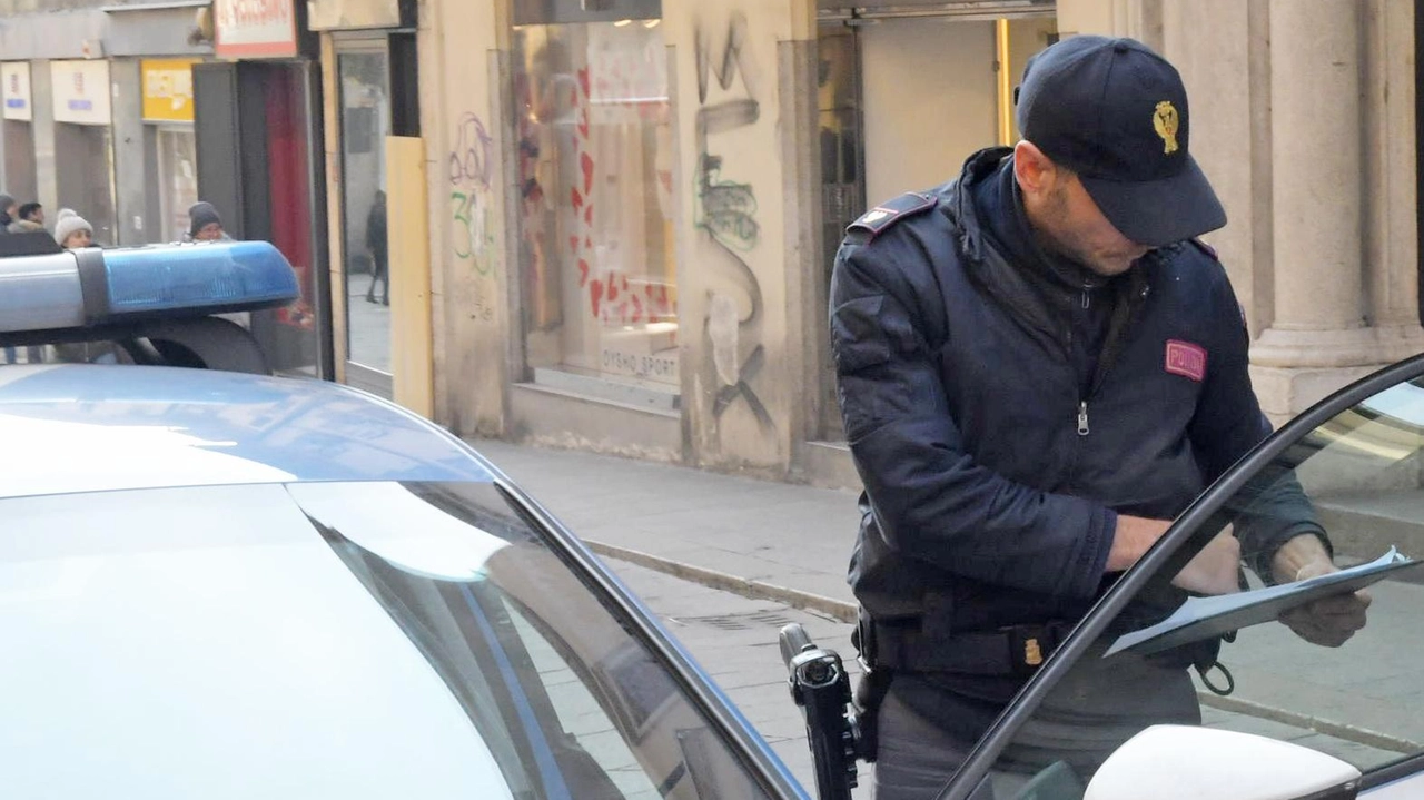 Via Savanella, la polizia ha fermato un 33enne italiano per furto aggravato