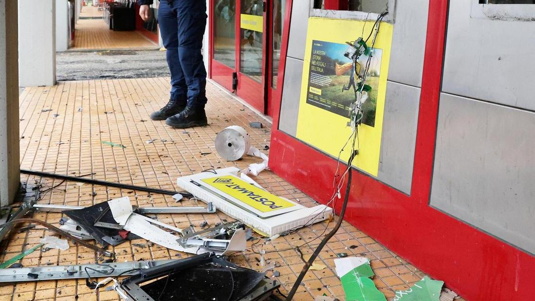 La ’marmotta’ fa saltare il bancomat. Ma i ladri scappano a mani vuote