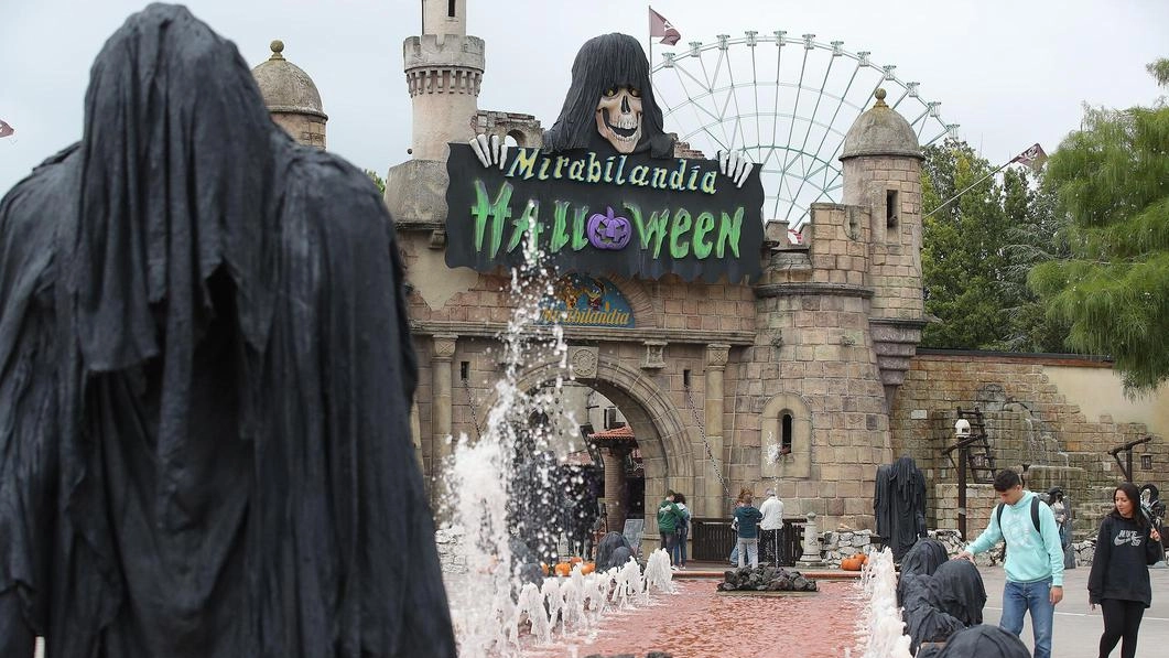 Mirabilandia in clima Halloween, con mostri, statue e decorazioni a tema. Nella foto, l’ingresso del parco (. Zani