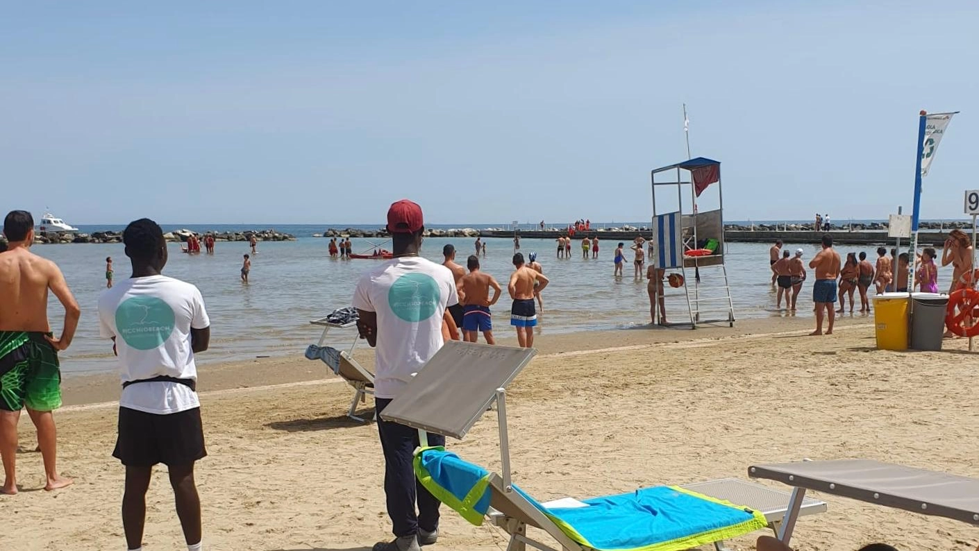 Tragedia in spiaggia a Falconara, in provincia di Ancona: un bambino di 12 anni è morto annegato sotto gli occhi attoniti dei bagnanti. Inutili i soccorsi
