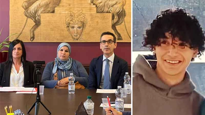 A sinistra gli avvocati Lupi e Giostra con la mamma dell'indagato. A destra Teima