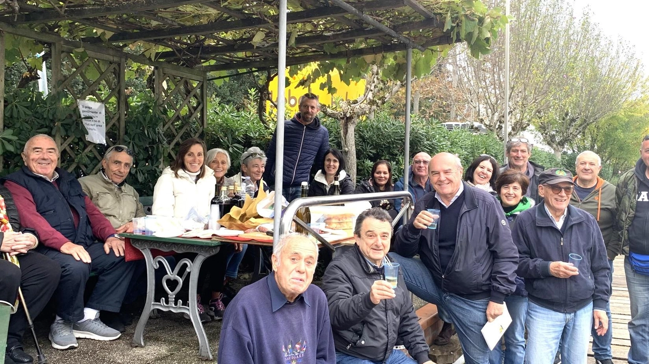 Il Circolo nautico Mazzarini di Cesenatico celebra trent'anni di passione per il mare e le barche, mantenendo un'atmosfera familiare e amichevole tra i suoi 32 soci.