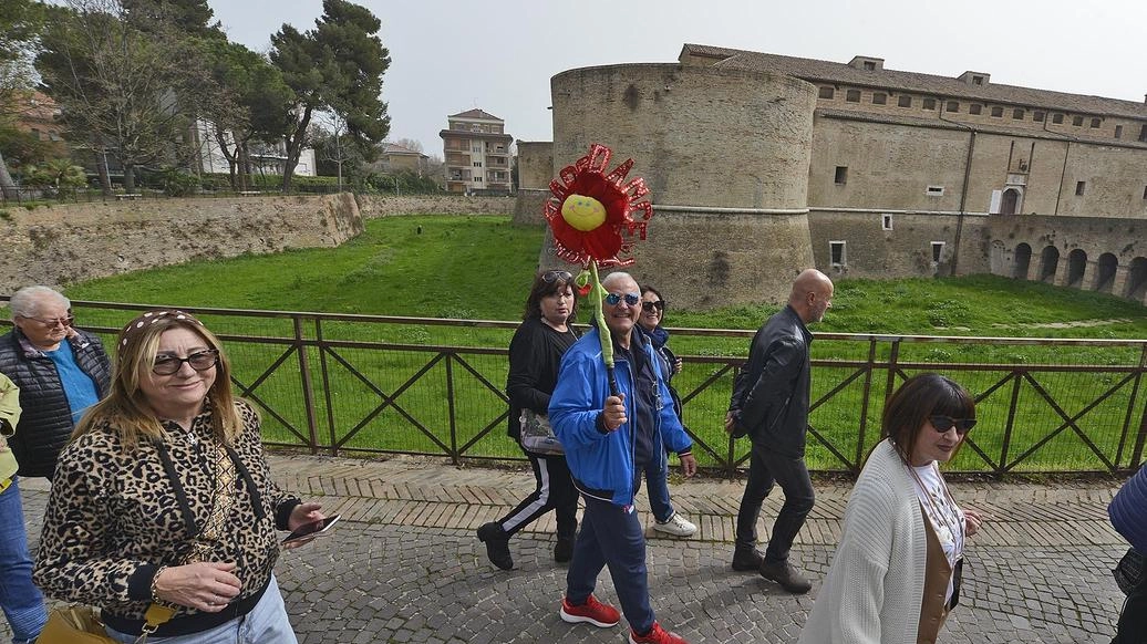 Turisti di passaggio di fronte a Rocca Costanza: un monumento riaperto di recente ai cittadini che hanno fatto la fila per visitarlo