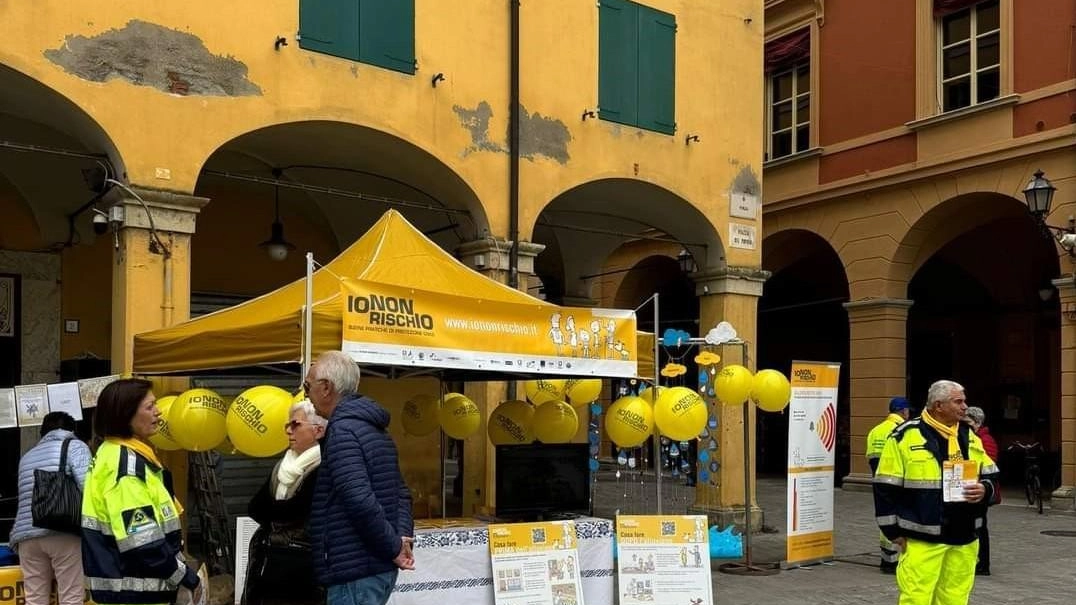 Il gazebo della protezione civile in piazza del Popolo per ’Io non rischio’