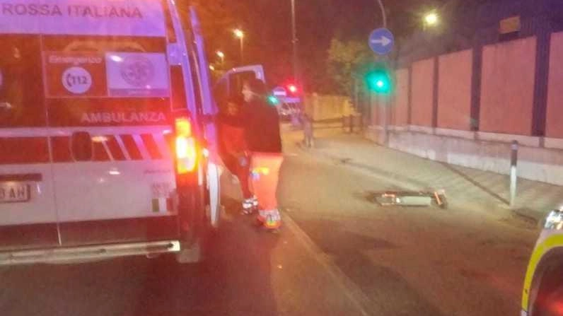 Incidente grave a Ancona: trentaduenne cade dal monopattino, trauma cranico. Anche un ventinovenne coinvolto in un incidente stradale. Le condizioni dei due sono gravi.