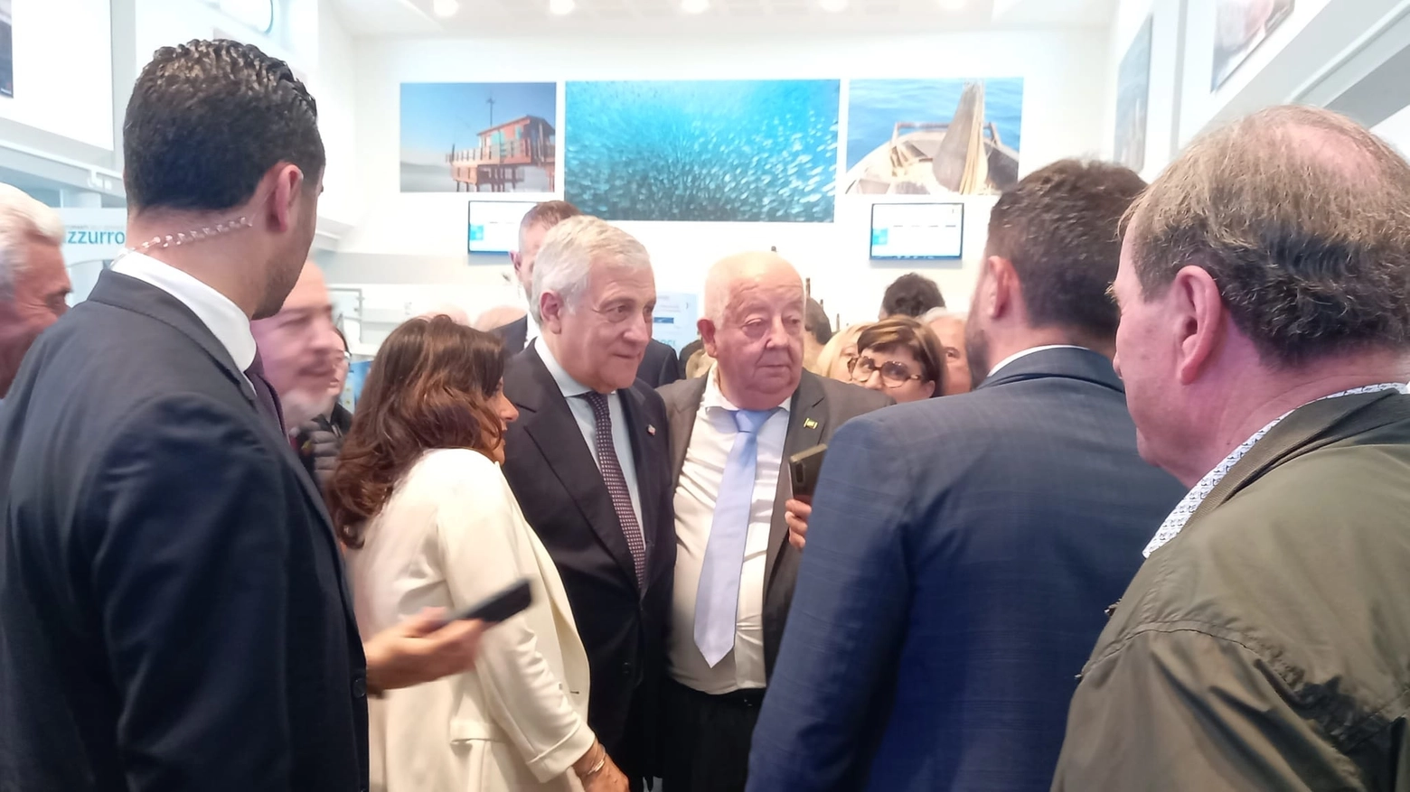 Il ministro degli Esteri e segretario nazionale di Forza Italia in visita delle Marche, ha fatto tappa in città al Pesce Azzurro