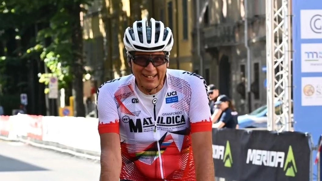 Il sindaco Marco Massari in bicicletta nell'ultima Granfondo Matildica