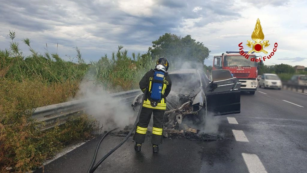 Incendio in superstrada, Maserati distrutta dalle fiamme