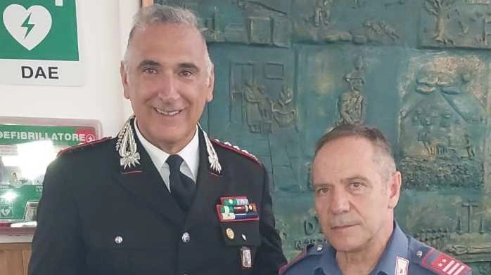 Il luogotenente dei carabinieri Roberto Vinchi salutato dal comandante provinciale dell’Arma, il colonnello Nicola Candido