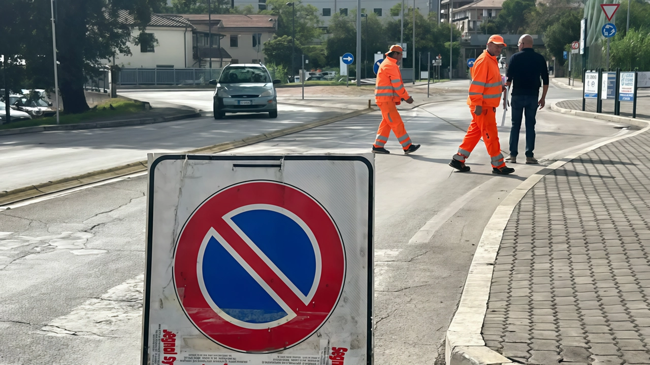 Operai in strada per creare un tratto aggiuntivo al braccio verde