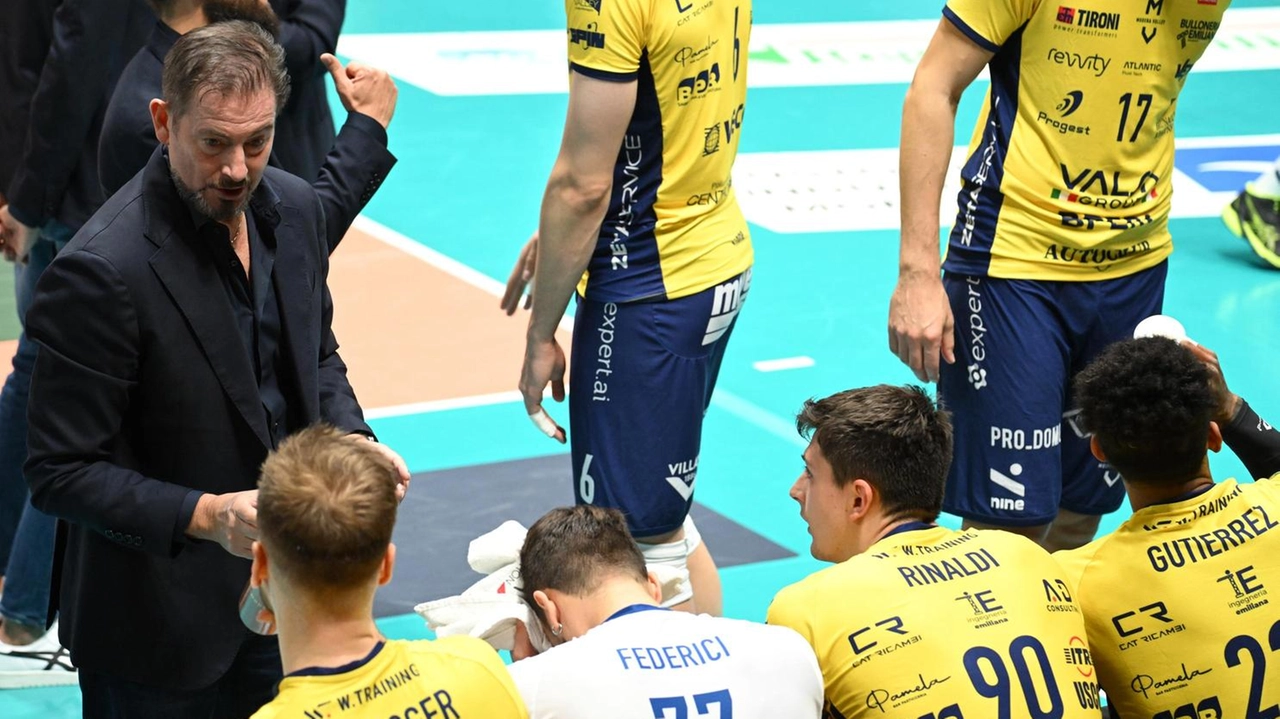 Coach Giuliani durante un time out. Scontrandosi con la squadra campione d’Italia potrà dare una valutazione sulla sua squadra