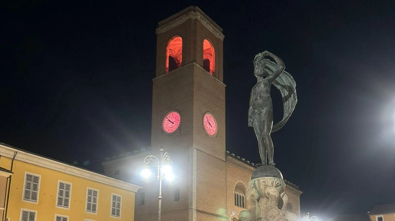 Monumenti illuminati per l’Ottobre rosa. Sotto: gli organizzatori delle iniziative