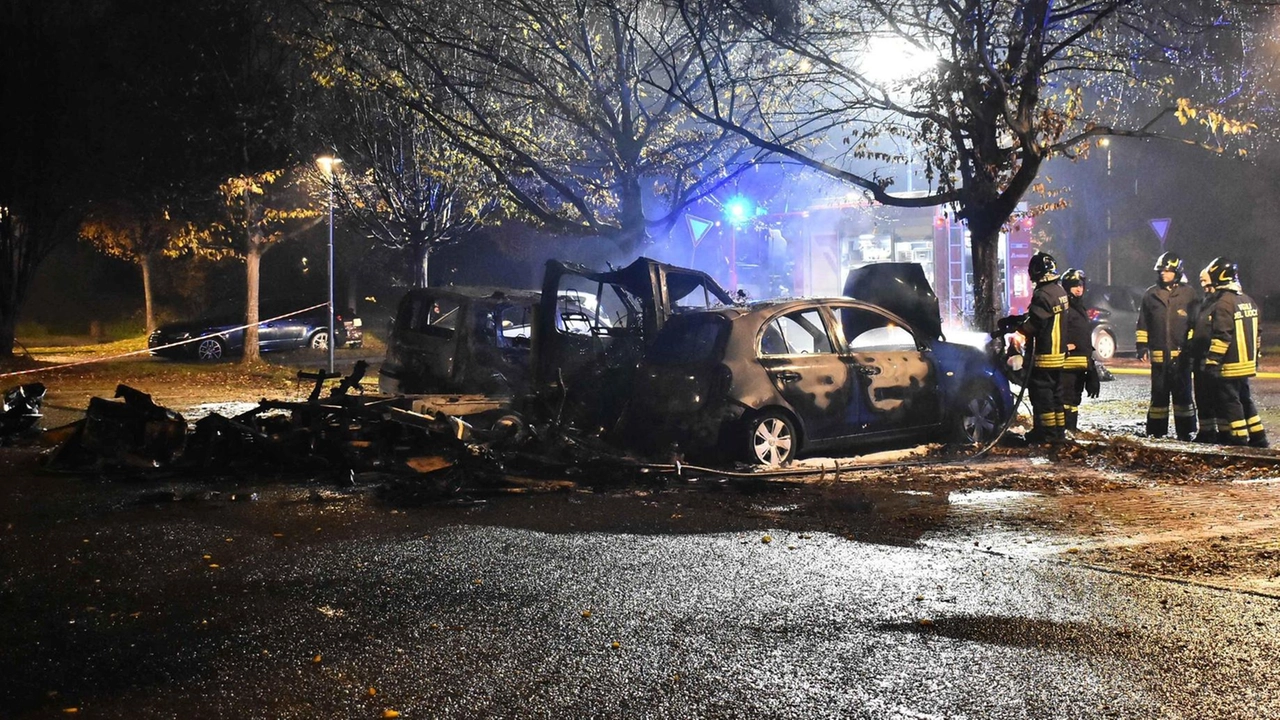 Piazzale Europa, rogo devastante. Appiccato il fuoco a un camper. Distrutte  anche altre sei auto