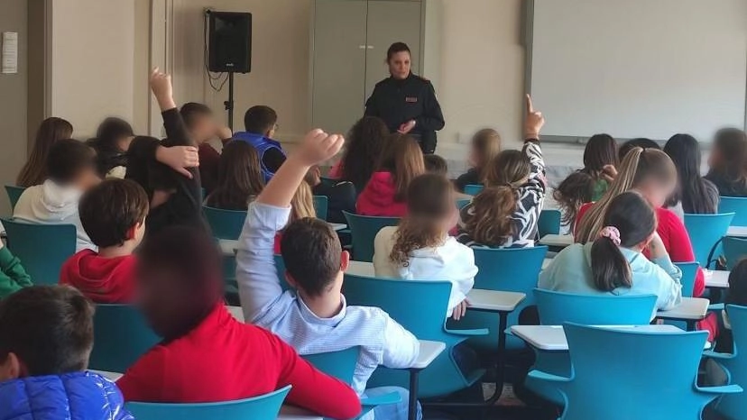 Il ragazzino nel mirino dei bulli: "Mio figlio picchiato dai compagni nella palestra della scuola"