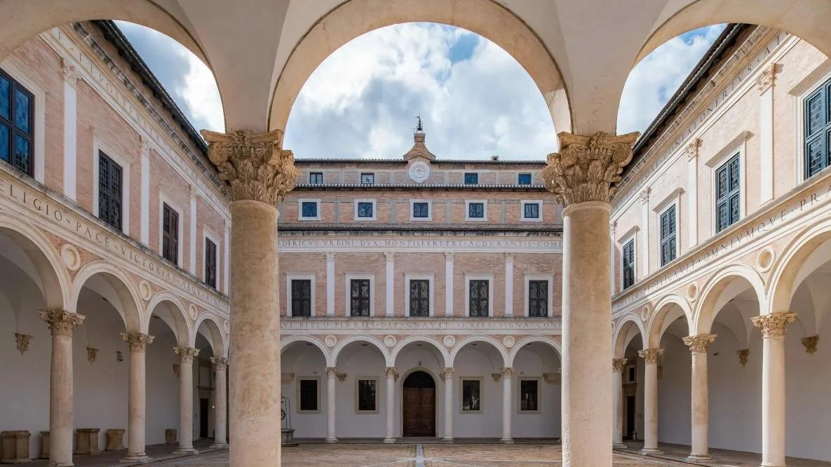 Domani alle 18 nel Palazzo Ducale di Urbino si terrà un concerto del duo composto da Lisa Rieder, violinista...