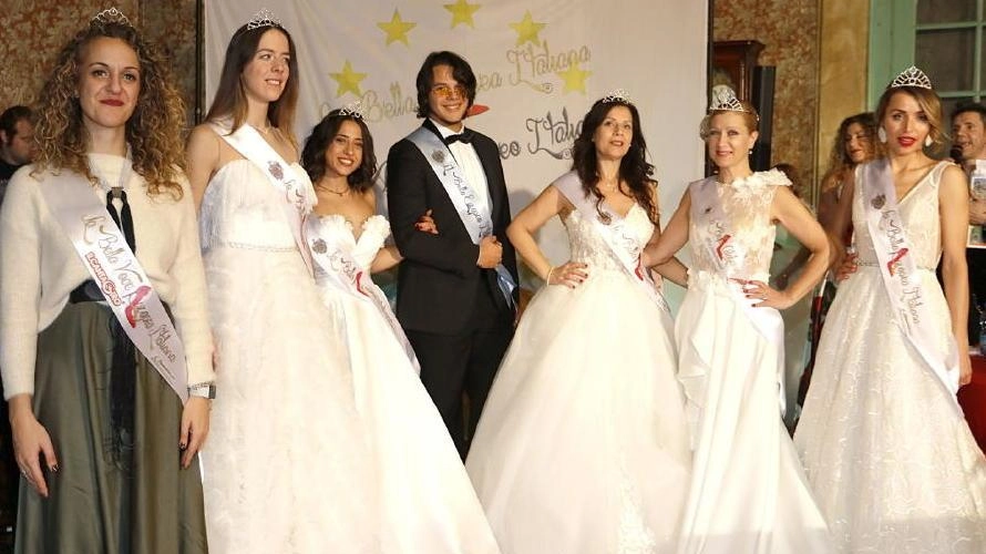 La Bella Romagnola Mina Calabretto vince come miss de La Bella Europea Italiana a Villa d’Este, Reggio. Premi anche per altri partecipanti e cantante Sara Iorio al Cantagiro 2024. Abiti da sposa dell’Atelier Divina in passerella.