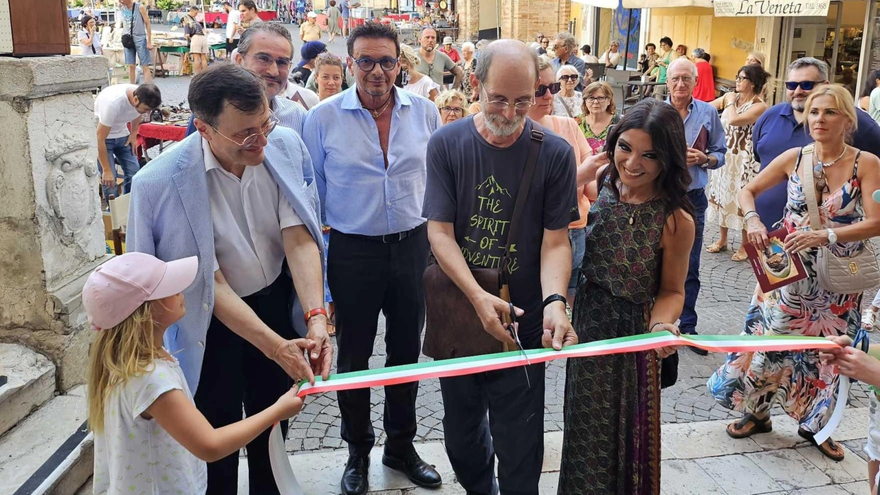 Il taglio del nastro della personale di Andrea Gentili: la mostra a palazzo dei Priori è visitabile fino al 15 agosto con ingresso gratuito