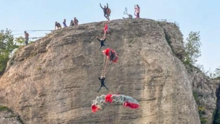 Si lanciano col paracadute dalla Pietra di Bismantova