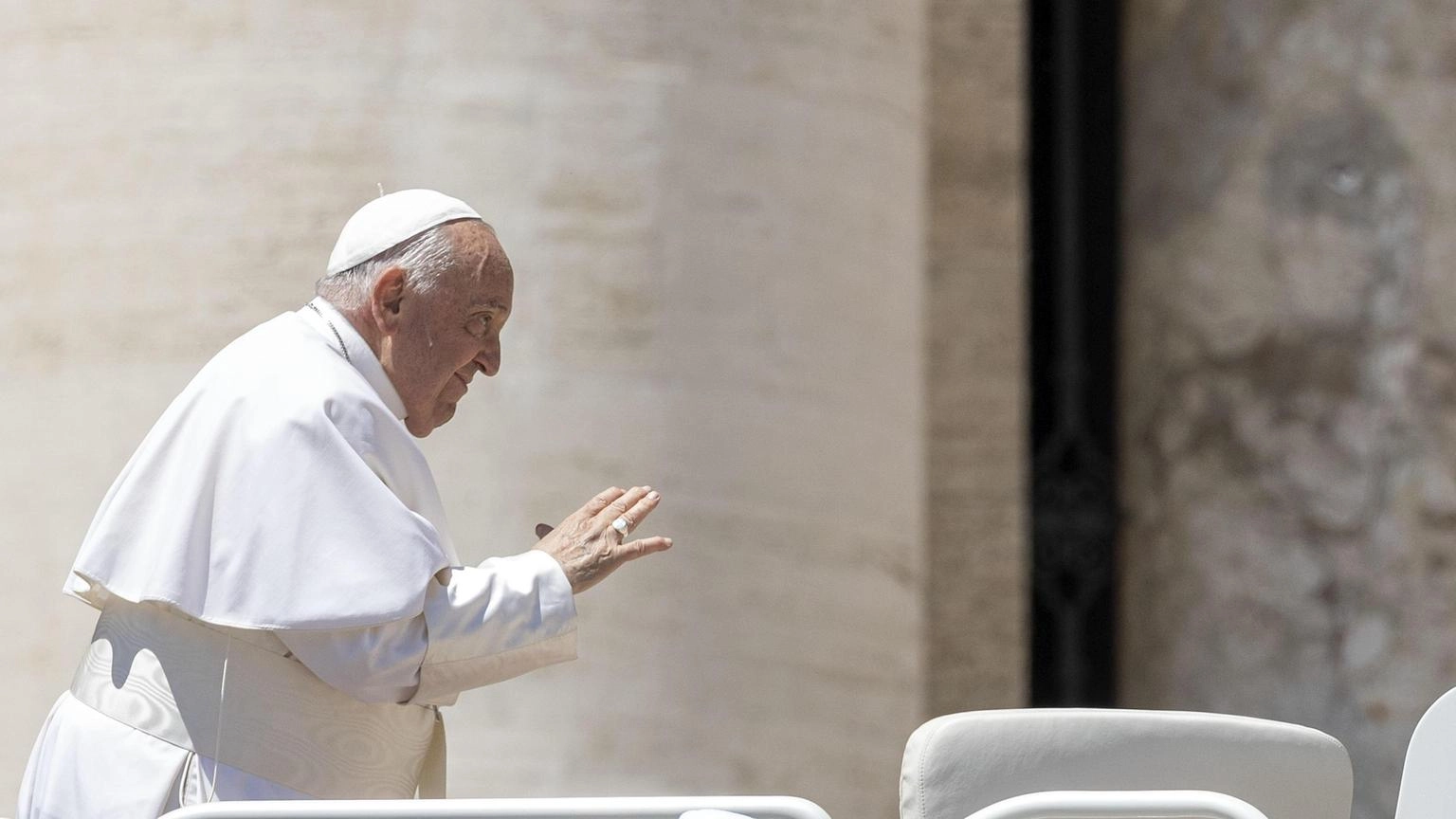 Papa contro i gay nei seminari, duro attacco parlando ai vescovi