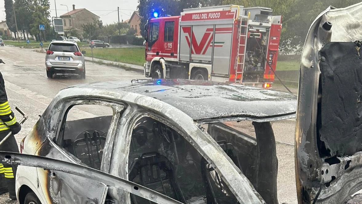 Un’auto ha preso fuoco ieri pomeriggio a Sant’Orso. Il veicolo è andato distrutto, ma per fortuna non sono stati segnalati...