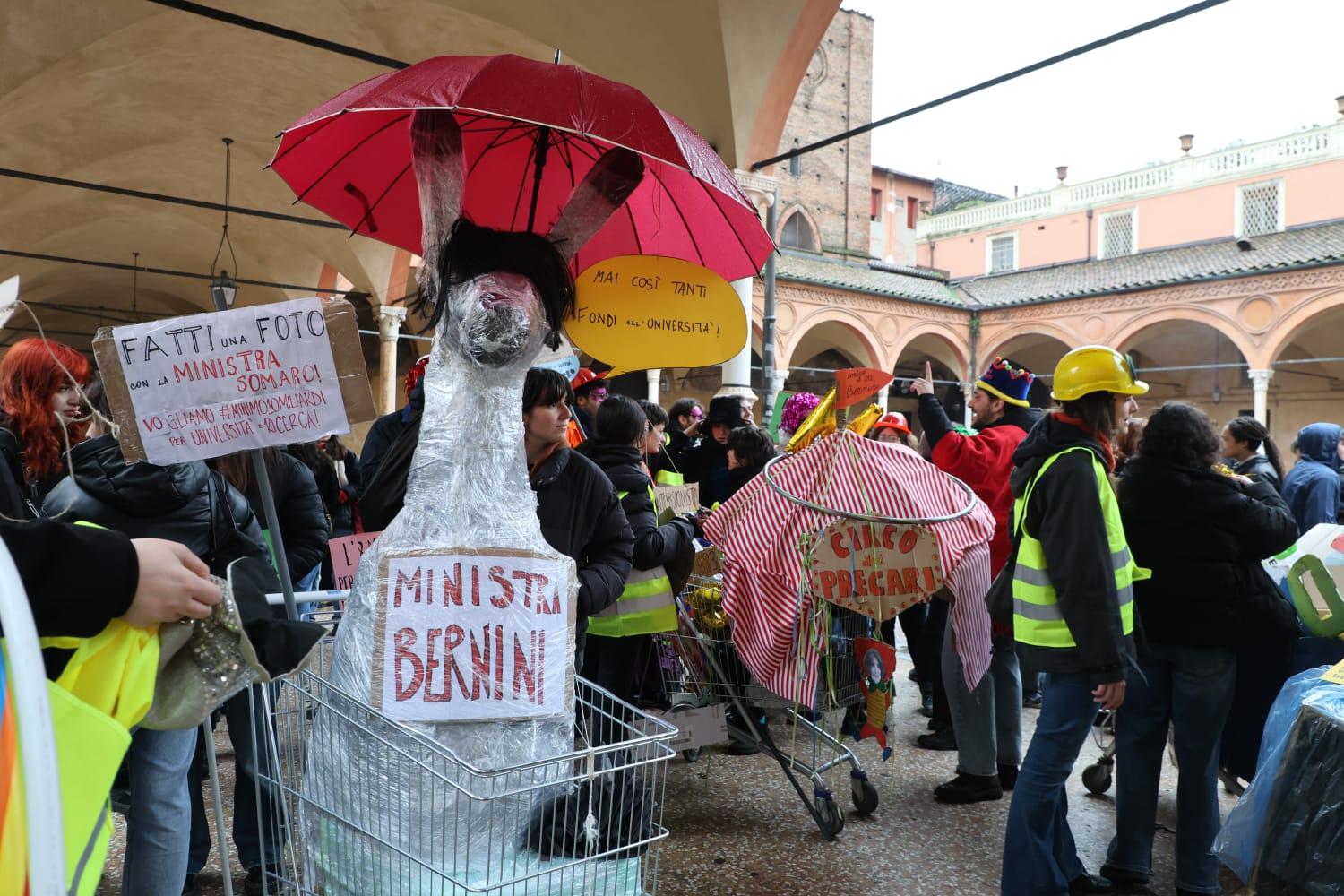 La manifestazione di oggi a Bologna in diretta: la protesta “contro l’università del precariato”