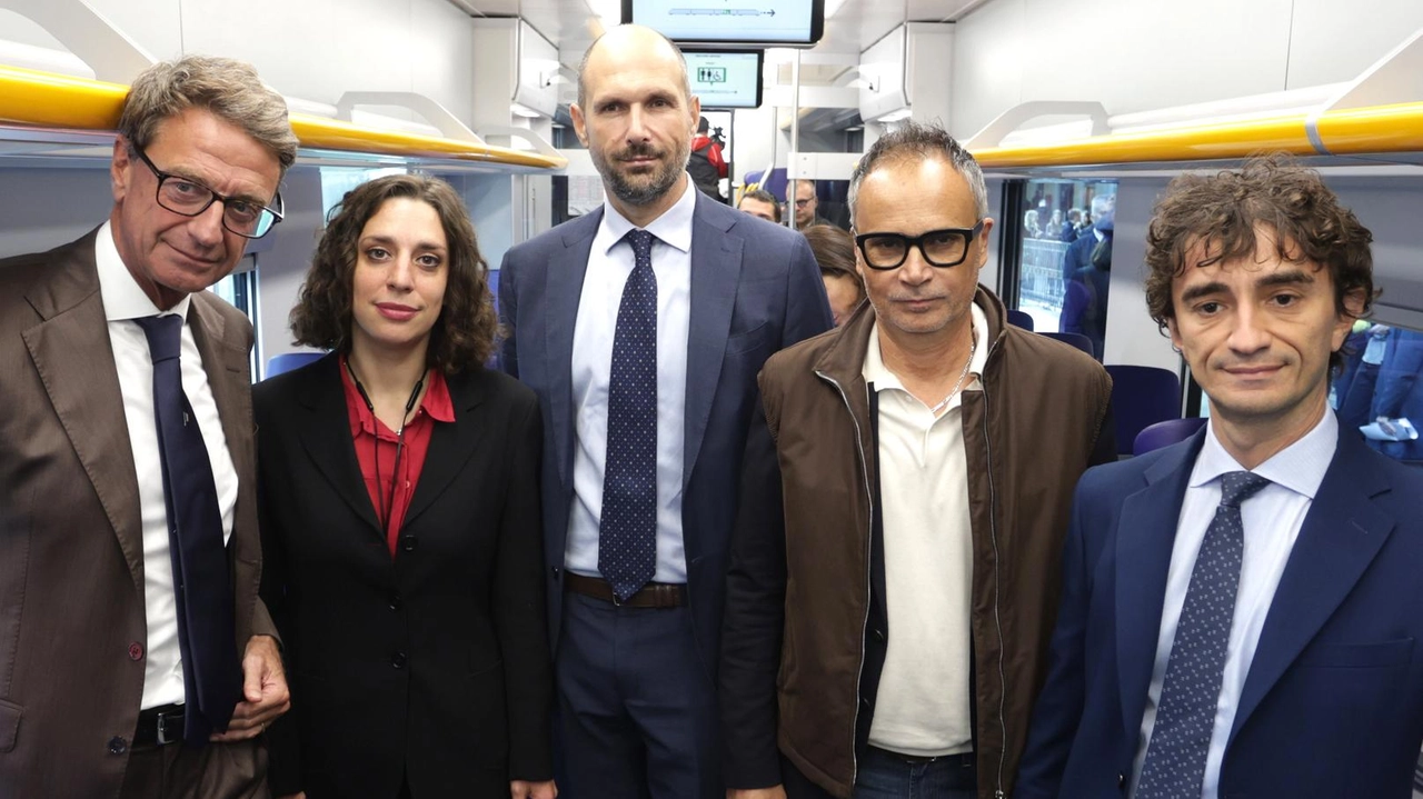 Foto di gruppo ieri sul nuovo treno ‘Pop’. Investimento globale di 60 milioni di euro