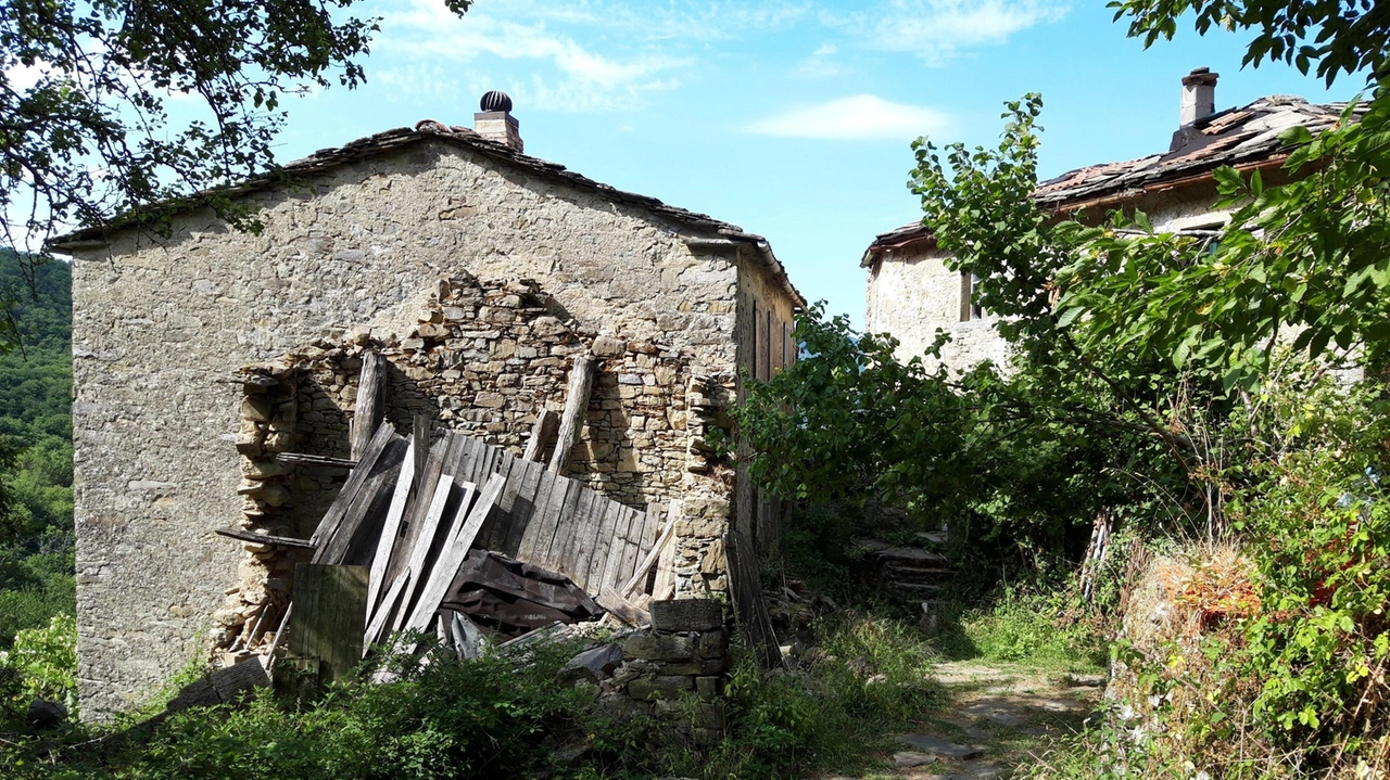 Un’associazione punta al recupero di Chiapporato, abbandonato da dieci anni, per farne una comunità destinata a rifugiati e persone fragili