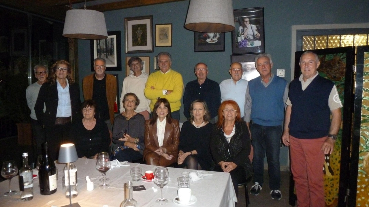 La rituale foto di gruppo degli ex alunni dell’allora scuola media ‘Pascoli’ adicente alla chiesa di San Domenico