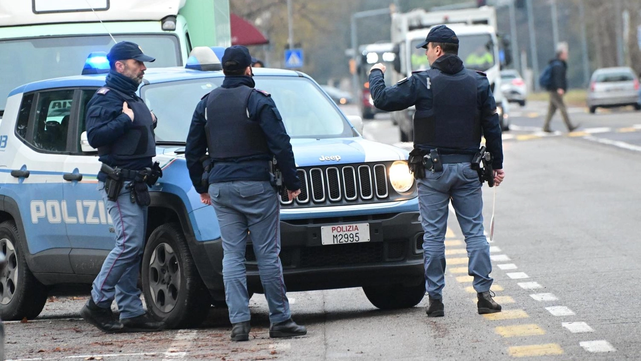 Fugge all’alt: in auto aveva 5 documenti falsi