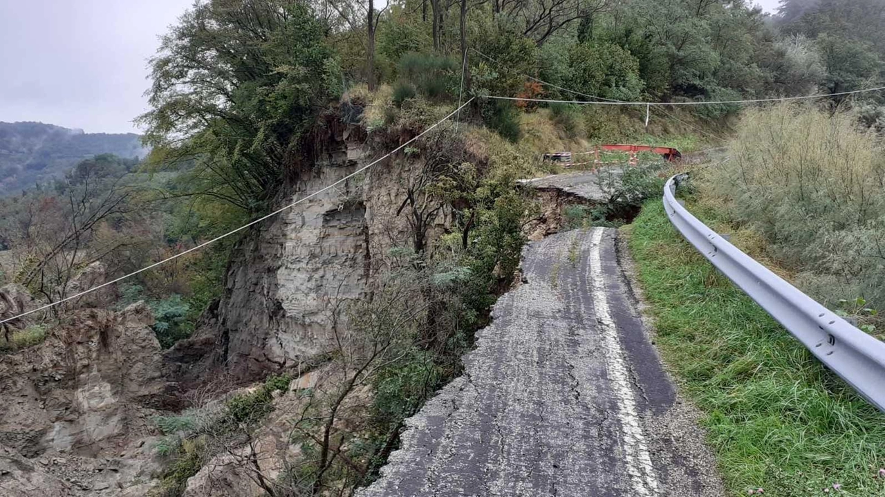 La strada provinciale Valletta era diventata un’icona dell’alluvione 2023, ridotta a un sottile camminamento a servizio degli anziani che abitano in quota: adesso è sparita, scivolata trenta metri più in basso