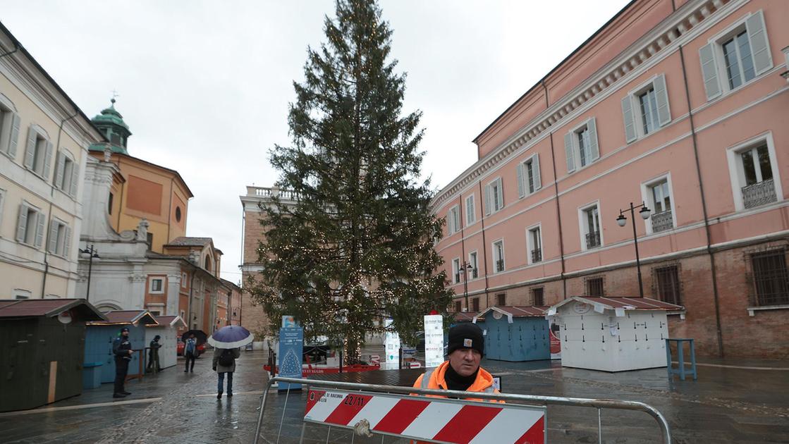 L’abete natalizio pende. Transennata la piazza