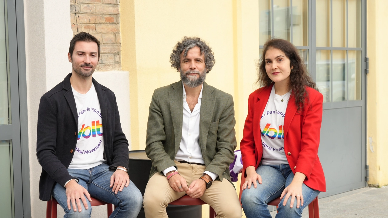 Da sinistra Claudio Gambella (coordinatore campagna Psicologo di Base e membro di Volt); Marco Franchini (candidato lista 'Civici con de Pascale'); (Silvia Panini candidata lista Volt)