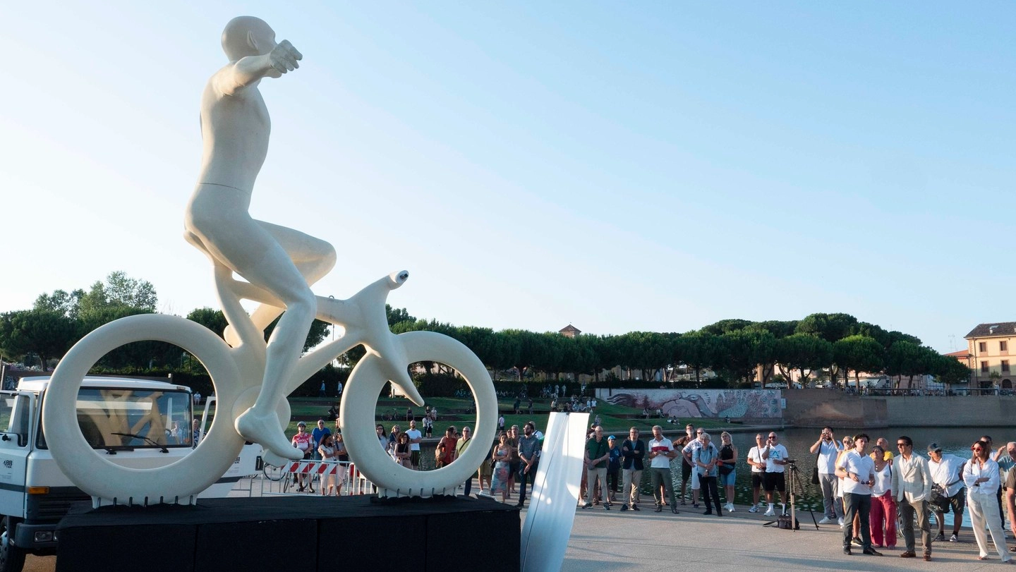 La statua di Marco Pantani, opera di Aldo Drudi, inaugurata ieri a Rimini: è alta 5 metri e raffigura il pirata sul traguardo di Oropa nel 1999