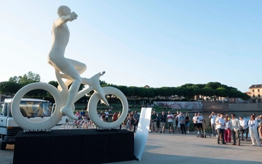Tutti pazzi sulle strade del Pirata: il Tour de France a Rimini e la statua dedicata al campione