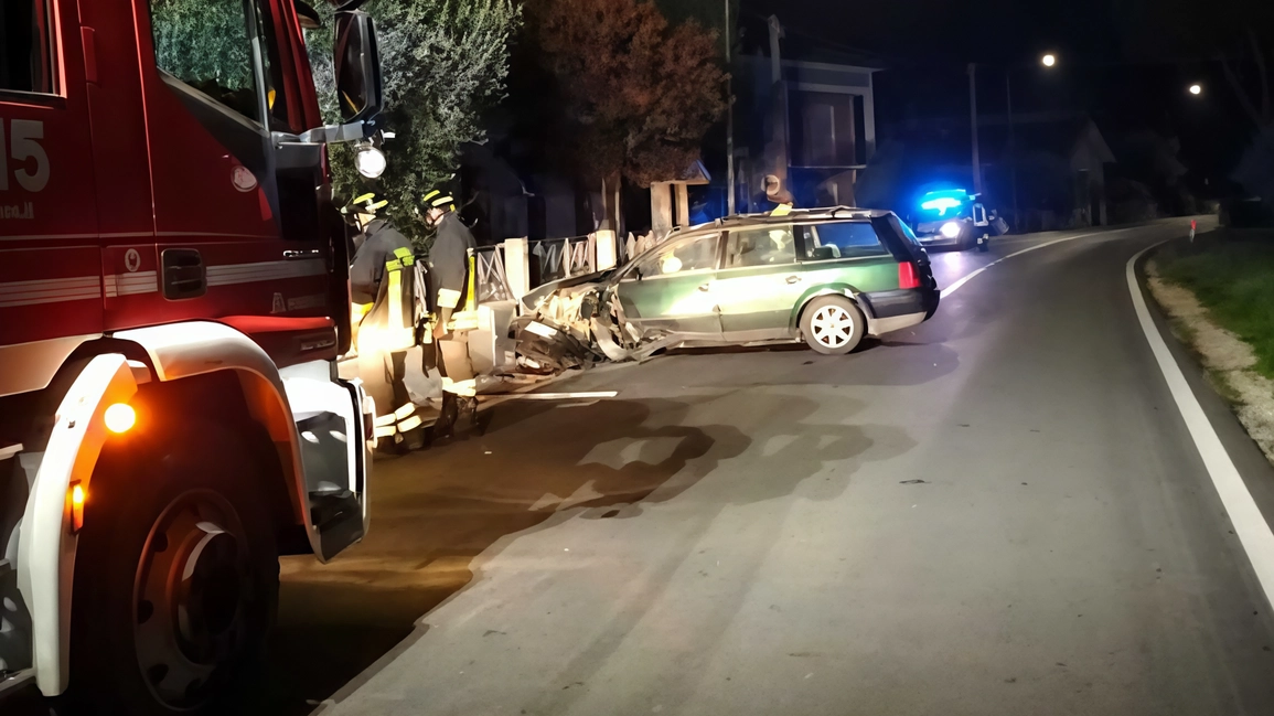 Incidente notturno a Bellocchi: ubriaco al volante, 49enne perde il controllo e si schianta contro una recinzione. Illeso ma positivo al test, rifiuta cure mediche. Intervento di Polizia e vigili del fuoco.