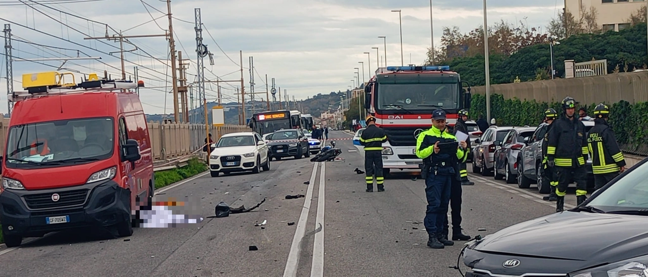 Lo schianto ad Ancona, tra Torrette e Collemarino, coinvolte tre auto e una moto. Per il giovane motociclista non c’è stato nulla da fare