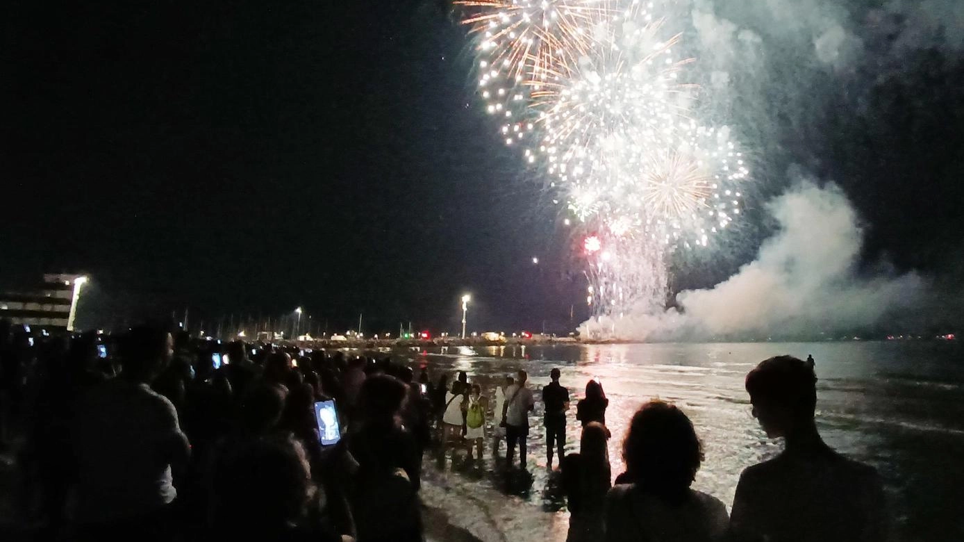 Tornano i lunedì nel luogo simbolo del turismo, aperitivi con vista sul mare. Ma anche lo spettacolo pirotecnico. Si lavora già in vista di Pane Nostrum