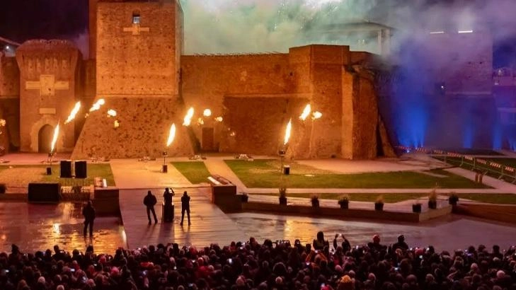 Aperti quasi 500 alberghi, gli operatori confidano nel meteo e nel last minute. Il programma degli eventi: domani Irene Grandi, lunedì Elio e le storie tese, gran finale il 31 con Vinicio Capossela e lo show al castello.