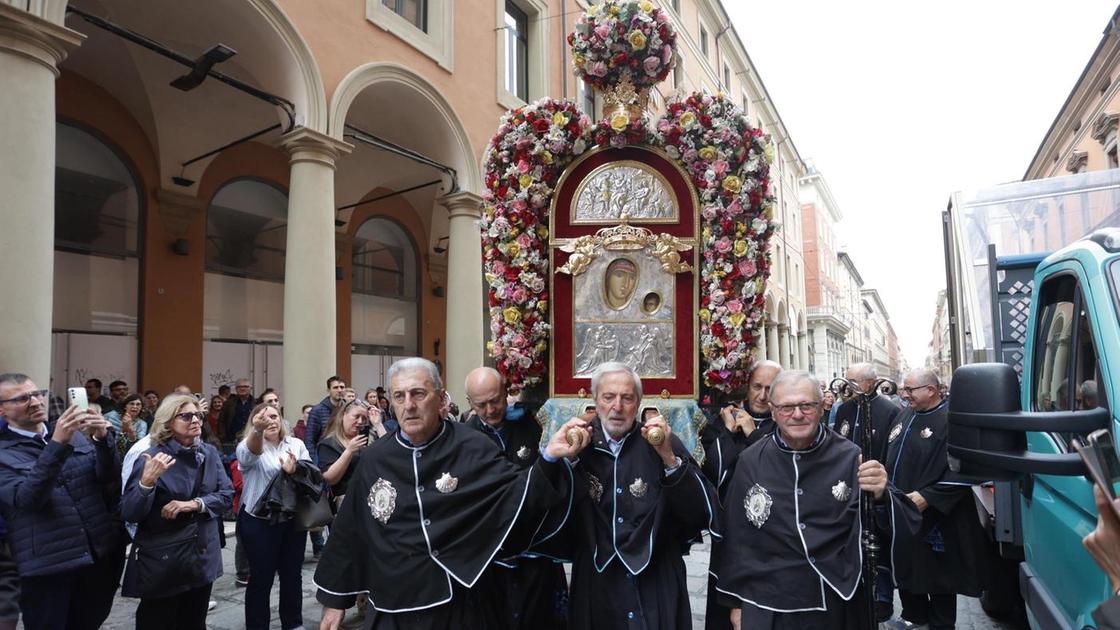 La Madonna di San Luca . Folla di fedeli dopo l’alluvione : "Chiediamo a Maria di aiutarci"