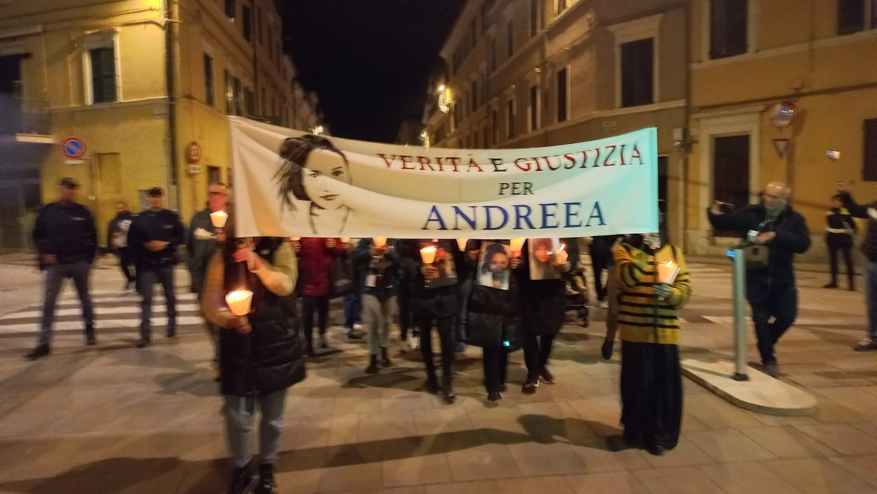 In tanti alla fiaccolata per Andreea Rabciuc