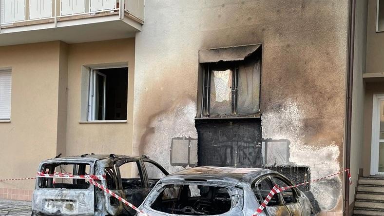 Incappucciato dà fuoco a un’auto. Fiamme e paura in un condominio