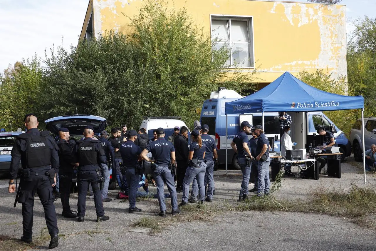 Ex caserma Stamoto Bologna, operazione “ad alto impatto” della polizia: arresti, perquisizioni e denunce