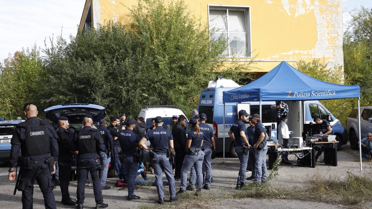 Maxi operazione e perquisizioni della Polizia all'ex caserma Stamoto (Foto Schicchi)