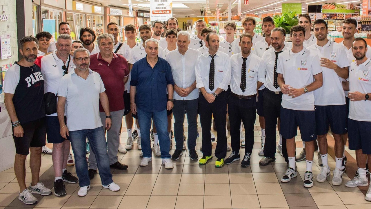 L’ormai tradizionale raduno della squadra ieri al Conad «Le Querce», una delle case del main sponsro