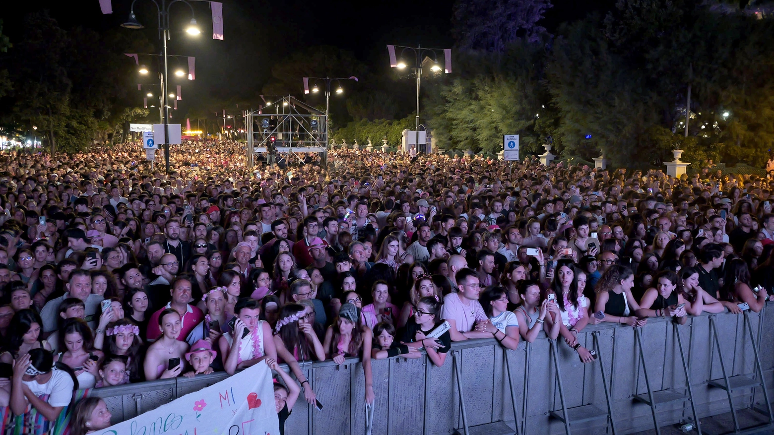 Rimini 05-07-2024 - Notte Rosa - concerto artisti pubblico - Photo Fabrizio Petrangeli / VISIT ROMAGNA, ballo, musica, turismo, estate, regione Emilia-Romagna, Notte Rosa 2024.