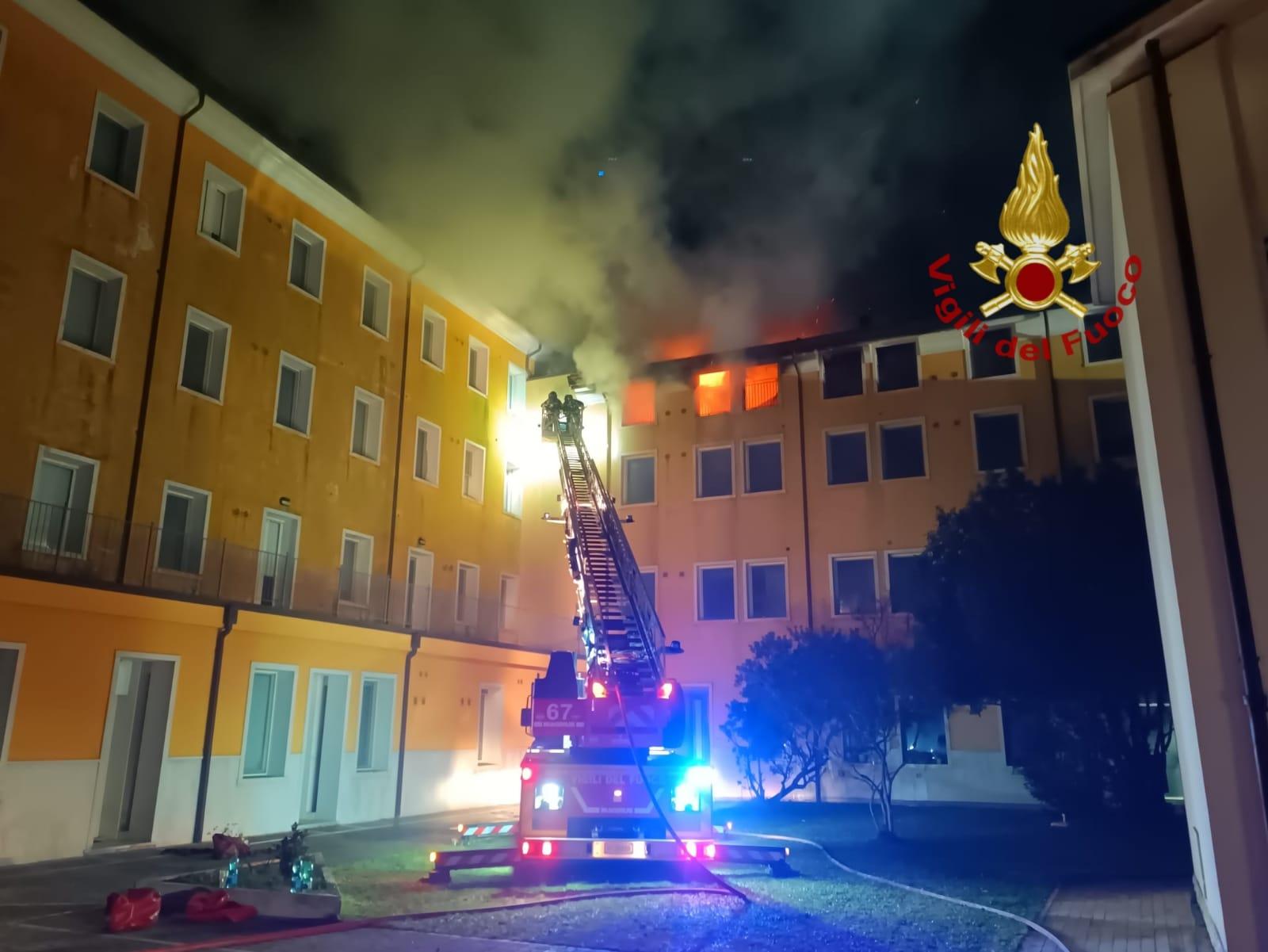 Adria: incendio all’ex palazzo delle Canossiane. In fiamme il tetto