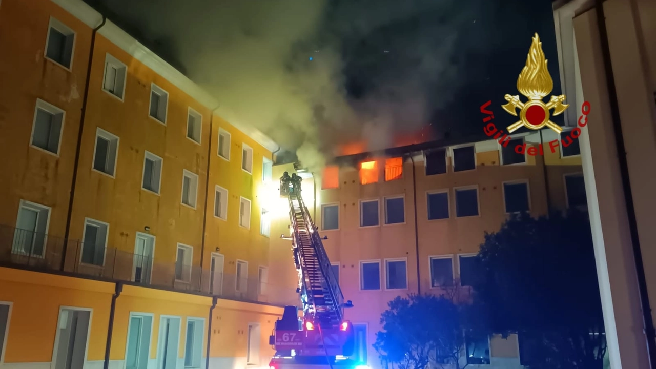 Adria: incendio all’ex palazzo delle Canossiane. In fiamme il tetto