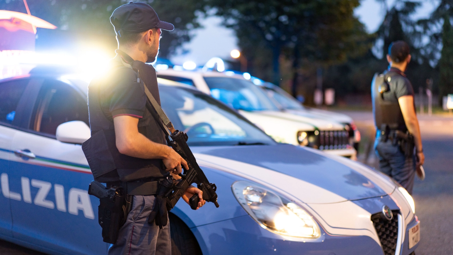 Due agenti di polizia in controllo